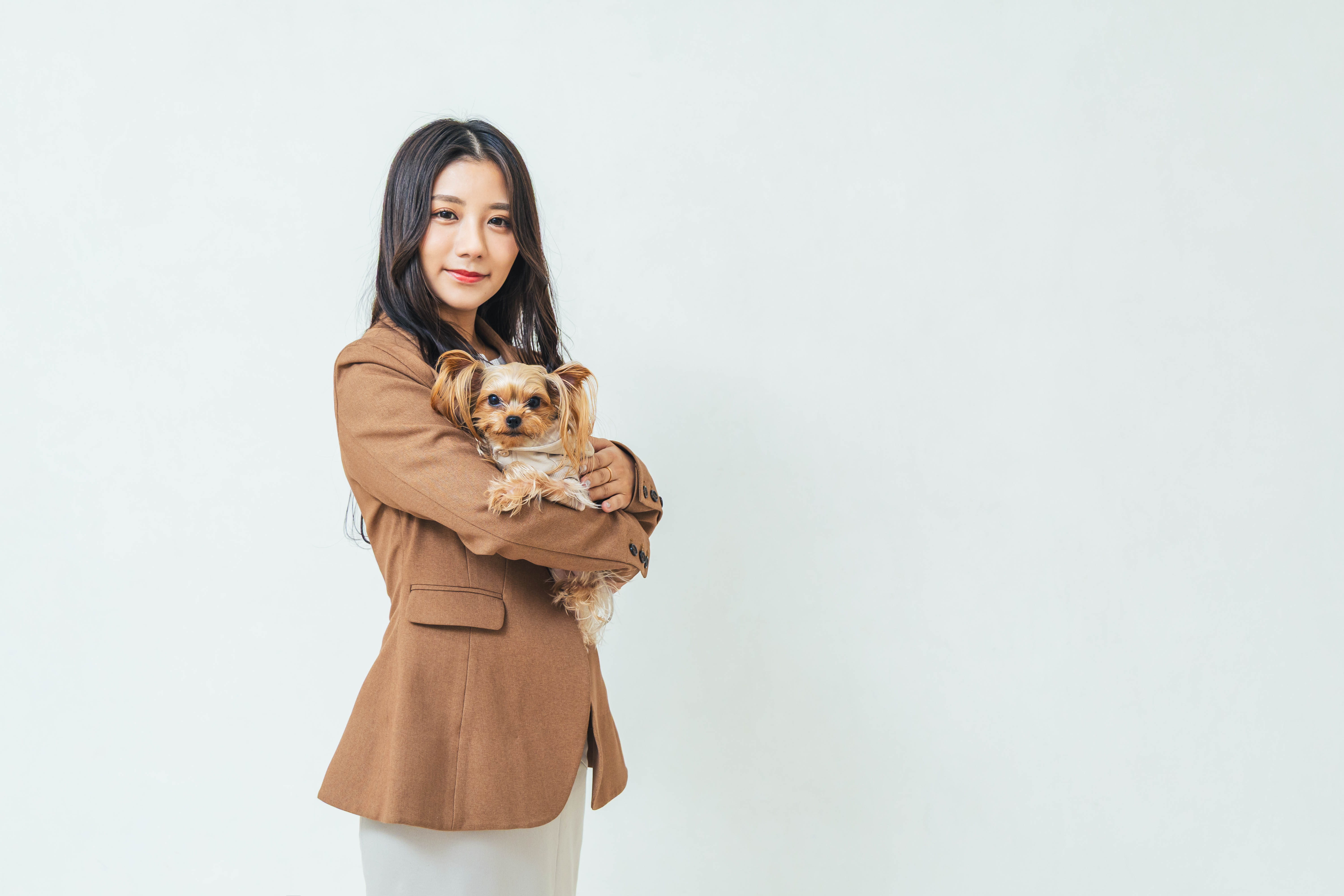 ペットと向き合う代表の写真